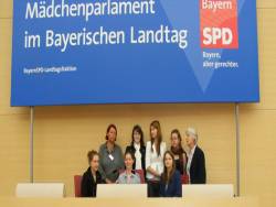 – „Parlamentarierinnen“ für einen Tag im Bayerischen Landtag